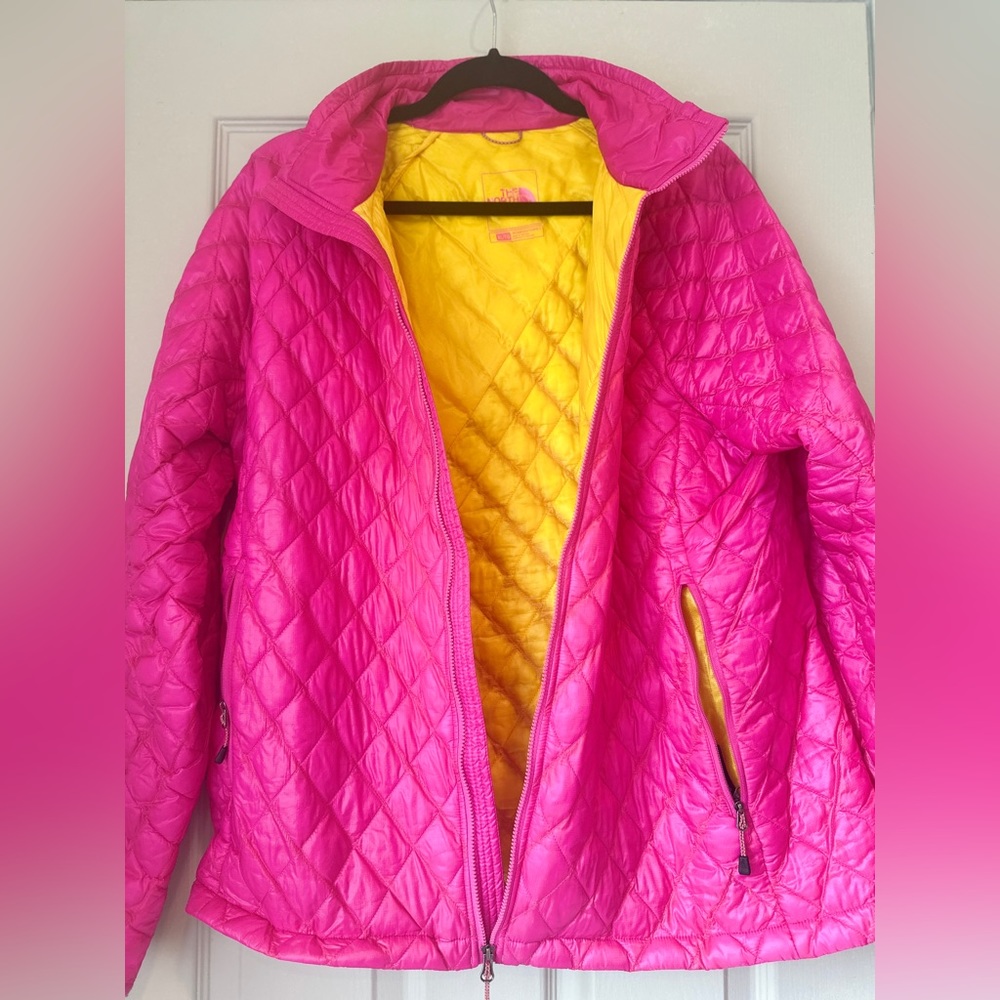 The North Face Women’s Lightweight Jacket (Hot Pink)